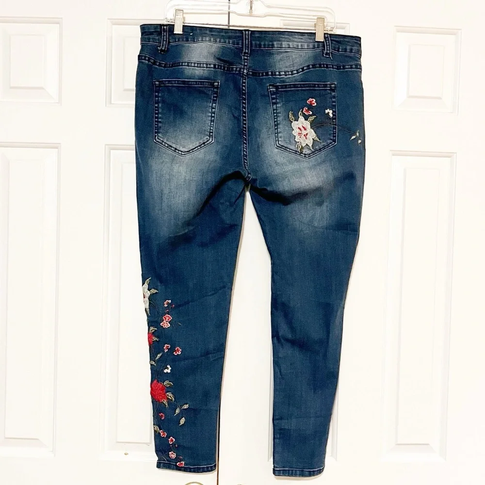Sandpiper Embroidered Dark Wash Cropped Jeans – Floral – Size 18 - Picture 7 of 15